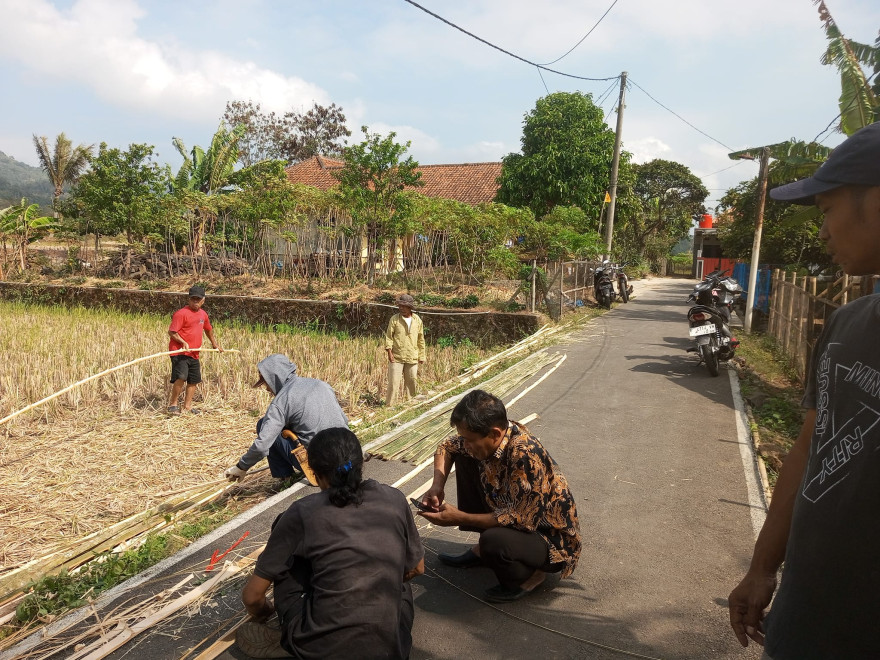 Semangat Gotong Royong Warga Cimanggugirang: Persiapan Infrastruktur Berbasis Kearifan Lokal